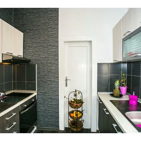 Liatris Apartment Split